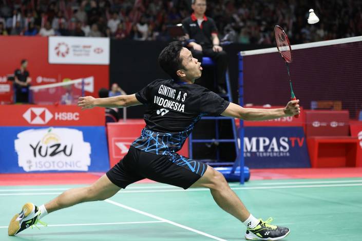 Anthony Sinisuka Ginting mengembalikan shuttlecock. Anthony Sinisuka Ginting mengembalikan shuttlecock.