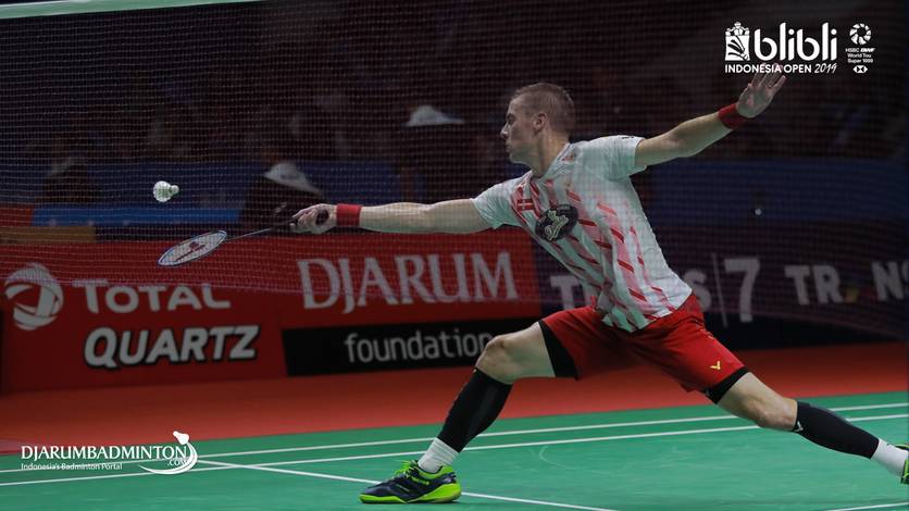 Hans Kristian Vittinghus (Denmark) mengembalikan shuttlecock. Hans Kristian Vittinghus (Denmark) mengembalikan shuttlecock.
