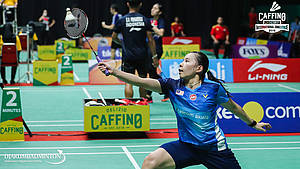 Eoon Qi Xuan (Malaysia) mengembalikan shuttlecock.
