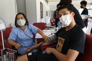 Jonatan Christie (kanan) saat menjalani tes kesehatan. (Foto: PP PBSI)