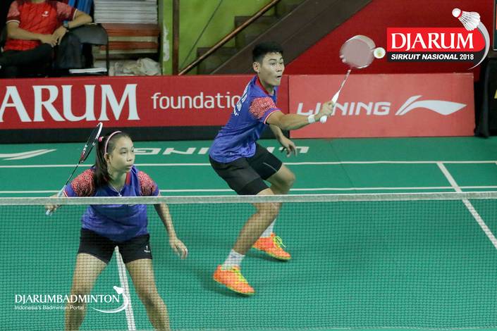 Joshua David Wardana/Tessa Anjali Karouw (PB Tangkas Jakarta) menyambut pengembalian.
