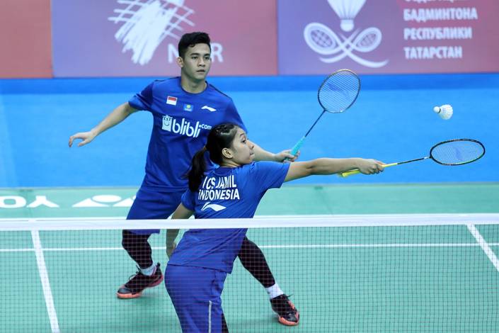 Dwiki Rafian Restu/Indah Cahya Sari Jamil (Indonesia) mengembalikan shuttlecock. Dwiki Rafian Restu/Indah Cahya Sari Jamil (Indonesia) mengembalikan shuttlecock.