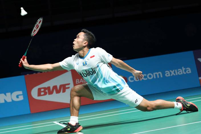 Anthony Sinisuka Ginting (Indonesia) mengembalikan shuttlecock. Anthony Sinisuka Ginting (Indonesia) mengembalikan shuttlecock.