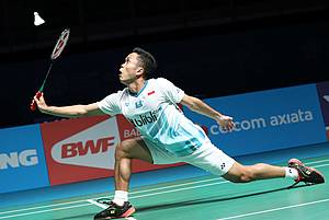 Anthony Sinisuka Ginting (Indonesia) mengembalikan shuttlecock.
