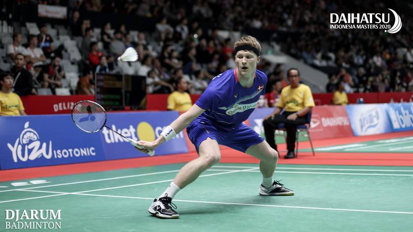 Anders Antonsen (Denmark) bersiap menghadang serangan. Anders Antonsen (Denmark) bersiap menghadang serangan.