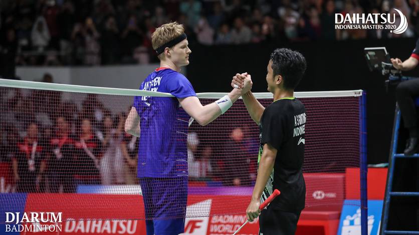 Anders Antonsen (Denmark) bersalaman dengan Anthony Sinisuka Ginting usai bertanding. Anders Antonsen (Denmark) bersalaman dengan Anthony Sinisuka Ginting usai bertanding.
