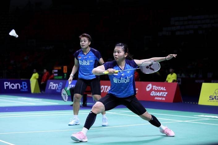 Greysia Polii/Apriyani Rahayu (Indonesia) bersiap menyambut pengembalian. Greysia Polii/Apriyani Rahayu (Indonesia) bersiap menyambut pengembalian.
