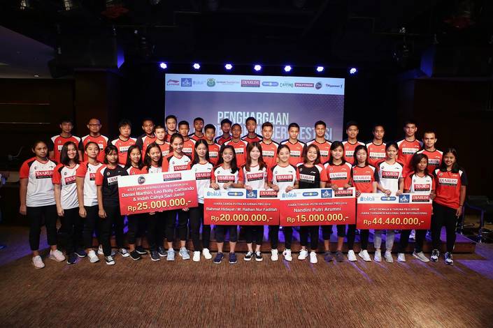 Sebanyak 41 pebulutangkis muda PB Djarum Kudus diberikan penghargaan. Sebanyak 41 pebulutangkis muda PB Djarum Kudus diberikan penghargaan.