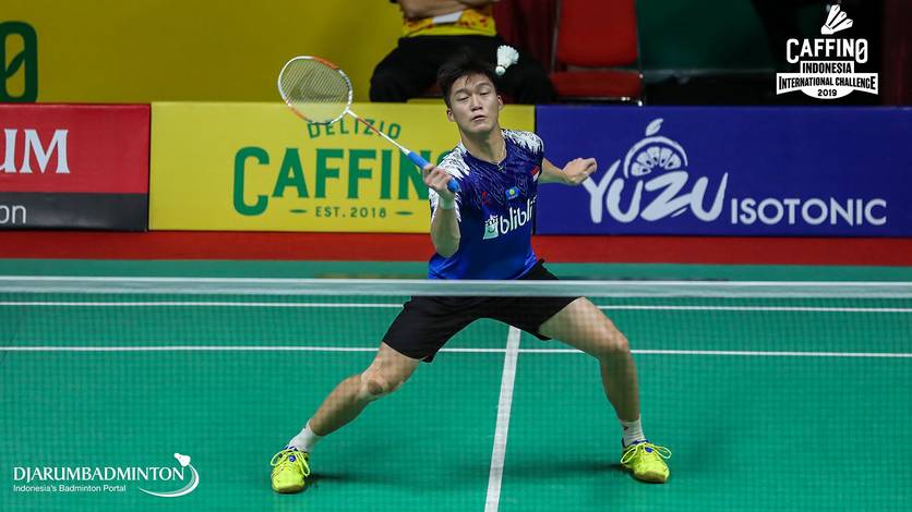 Yonatan Ramlie (Indonesia) menghadang serangan. Yonatan Ramlie (Indonesia) menghadang serangan.