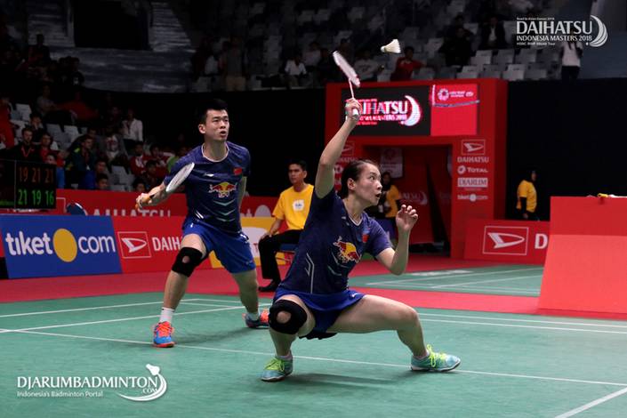 Zheng Siwei/Huang Yaqiong (Tiongkok) bersiap menghadang pengembalian. Zheng Siwei/Huang Yaqiong (Tiongkok) bersiap menghadang pengembalian.