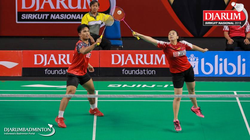 Amri Syahnawi/Pia Zebadiah Bernadet (Indonesia) menyambut pengembalian. Amri Syahnawi/Pia Zebadiah Bernadet (Indonesia) menyambut pengembalian.