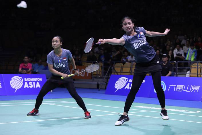 Rizki Amelia Pradipta/Della Destiara Haris (Indonesia) menghadang serangan. Rizki Amelia Pradipta/Della Destiara Haris (Indonesia) menghadang serangan.