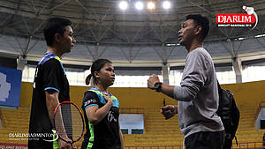 Ardiansyah Putra (kanan) saat memberikan pengarahan kepada anak asuhannya.