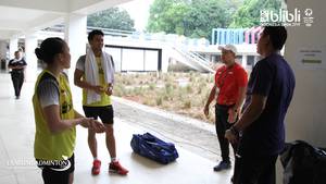 Richard Mainaky (dua dari kanan) saat memberikan arahan kepada Tontowi Ahmad.