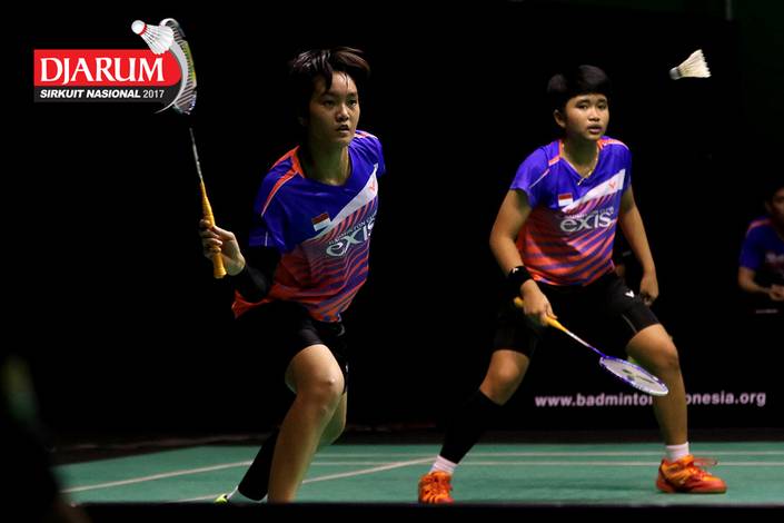 Nita Violina Marwah/Putri Syaikah (Pelatnas) bersiap menyambut pengembalian. Nita Violina Marwah/Putri Syaikah (Pelatnas) bersiap menyambut pengembalian.