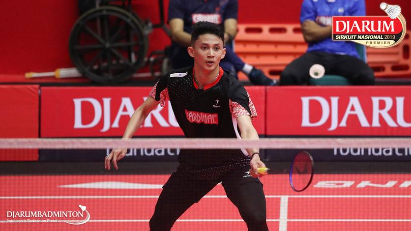 Abdul Kadir Zailani (PB Mutiara Cardinal Bandung) bersiap menyambut pengembalian. Abdul Kadir Zailani (PB Mutiara Cardinal Bandung) bersiap menyambut pengembalian.