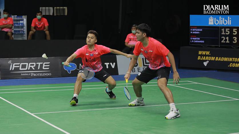 Daniel Marthin/Leo Rolly Carnando (Indonesia) bersiap menyambut pengembalian. Daniel Marthin/Leo Rolly Carnando (Indonesia) bersiap menyambut pengembalian.