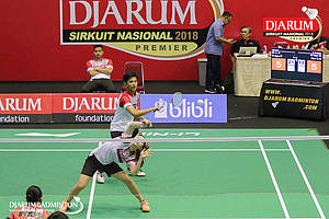 Muhammad Lucky Andres Apriyanda/Helena Ayu Puspitasari (PB Djarum Kudus) mengembalikan shuttlecock.