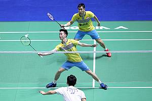 Kevin Sanjaya Sukamuljo/Marcus Fernaldi Gideon (Indonesia) mengembalikan shuttlecock.