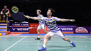 Kevin Sanjaya Sukamuljo/Marcus Fernaldi Gideon mengembalikan shuttlecock.
