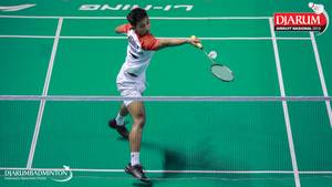 Bagas Kristianto Nugroho (tim Ploso) mengembalikan shuttlecock.
