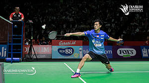 Shesar Hiren Rhustavito (Indonesia) mengembalikan shuttlecock.