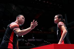 Gregoria Mariska Tunjung (kanan) saat mendapatkan arahan dari Rionny Mainaky.