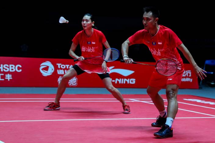 Hafiz Faizal/Gloria Emanuelle Widjaja (Indonesia) bersiap menghadang serangan. Hafiz Faizal/Gloria Emanuelle Widjaja (Indonesia) bersiap menghadang serangan.