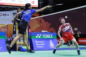 Gregoria Mariska Tunjung (Indonesia) menyambar pengembalian tanggung.