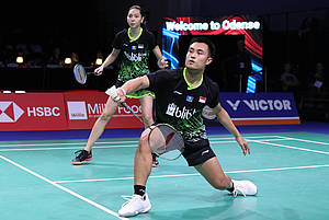 Hafiz Faizal/Gloria Emanuelle Widjaja (Indonesia) menyambut pengembalian.