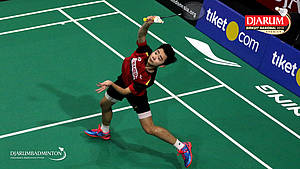 Alberto Alvin Yulianto (PB Djarum Kudus) menyambut pengembalian.
