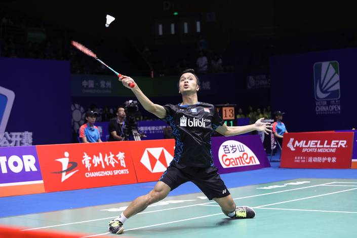 Anthony Sinisuka Ginting mengembalikan shuttlecock. Anthony Sinisuka Ginting mengembalikan shuttlecock.
