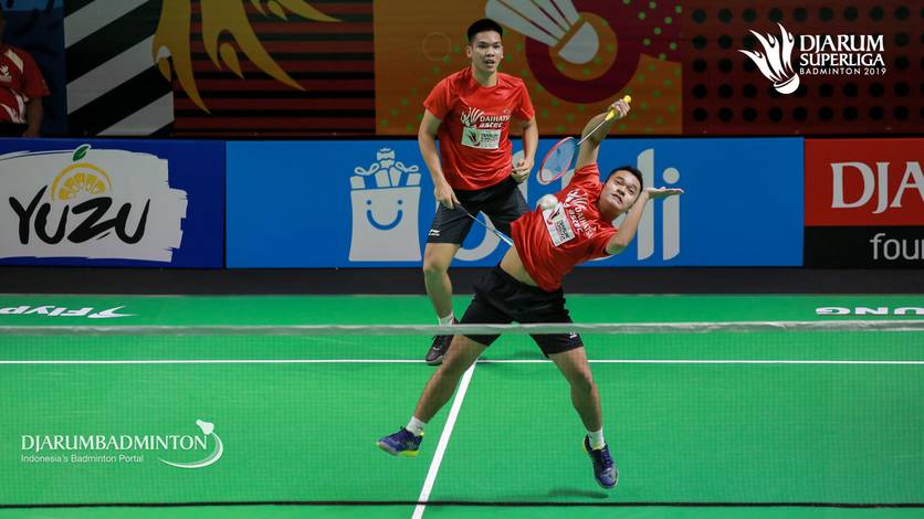 Leo Rolly Carnando/Daniel Marthin (Indonesia) melepaskan serangan. Leo Rolly Carnando/Daniel Marthin (Indonesia) melepaskan serangan.