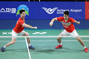Kevin Sanjaya Sukamuljo/Marcus Fernaldi Gideon (Indonesia) bersiap menghadang serangan.