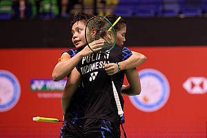 Greysia Polii/Apriyani Rahayu berpelukan usai bertanding.