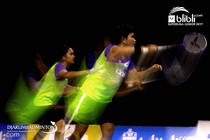 Nita Violina Marwah/Putri Syaikah (Indonesia) bersiap menyambut serve.