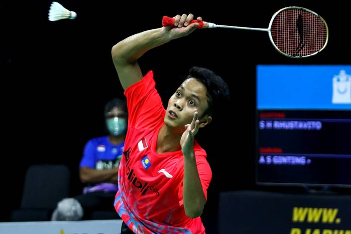 Anthony Sinisuka Ginting (Tim Garuda) bersiap menyambar pengembalian. Anthony Sinisuka Ginting (Tim Garuda) bersiap menyambar pengembalian.