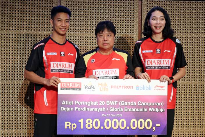 Dejan Ferdinansyah/Gloria Emanuelle Widjaja dan pelatih Antonius Budi Ariantho saat sesi seremonial penyerahan apresiasi dari PB Djarum di Jakarta (Djarum Badminton) Dejan Ferdinansyah/Gloria Emanuelle Widjaja dan pelatih Antonius Budi Ariantho saat sesi seremonial penyerahan apresiasi dari PB Djarum di Jakarta (Djarum Badminton)