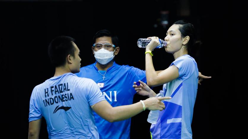 Asisten Pelatih Ganda Campuran Indonesia, Nova Widianto (tengah) saat memberikan arahan kepada Hafiz Faizal/Gloria Emanuelle Widjaja. (Foto: PP PBSI) Asisten Pelatih Ganda Campuran Indonesia, Nova Widianto (tengah) saat memberikan arahan kepada Hafiz Faizal/Gloria Emanuelle Widjaja. (Foto: PP PBSI)