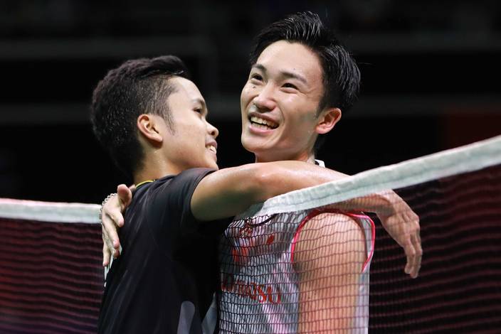 Anthony Sinisuka Ginting (kiri) berpelukan dengan Kento Momota (Jepang) usai bertanding. Anthony Sinisuka Ginting (kiri) berpelukan dengan Kento Momota (Jepang) usai bertanding.
