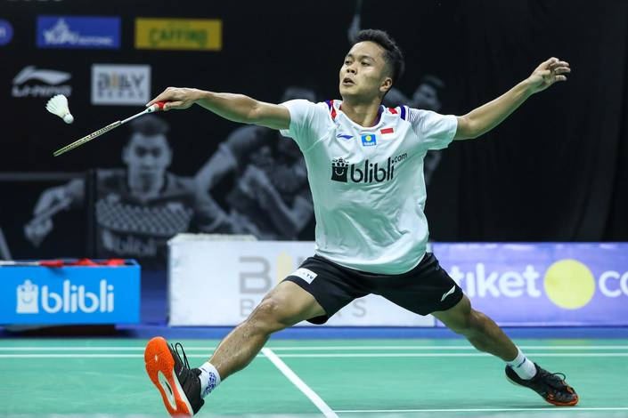Anthony Sinisuka Ginting mengembalikan shuttlecock. Anthony Sinisuka Ginting mengembalikan shuttlecock.