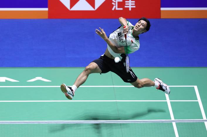 Shesar Hiren Rhustavito (Indonesia) melepaskan serangan. Shesar Hiren Rhustavito (Indonesia) melepaskan serangan.