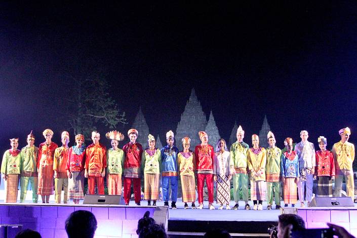 Para Atlet Dengan Baju Adat Indonesia