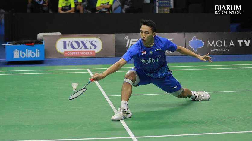 Tunggal putra Indonesia, Jonatan Christie mengembalikan shuttlecock. Tunggal putra Indonesia, Jonatan Christie mengembalikan shuttlecock.