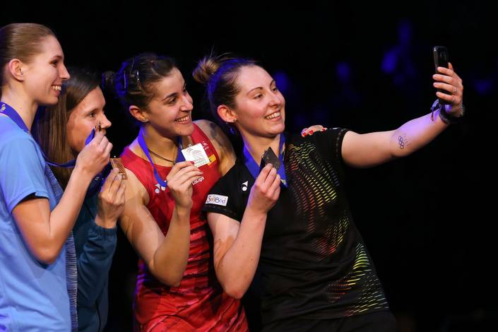 Para Juara Tunggal Putri Melakukan Selfie di Podium (foto: Badminton Europe) Para Juara Tunggal Putri Melakukan Selfie di Podium (foto: Badminton Europe)
