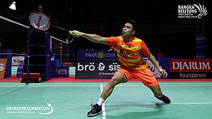 Ikhsan Leonardo Imanuel Rumbay (Indonesia) mengembalikan shuttlecock.
