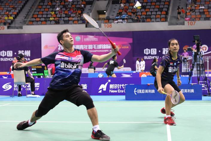 Dwiki Rafian Restu/Nita Violina Marwah (Indonesia) bersiap menyambut pengembalian. Dwiki Rafian Restu/Nita Violina Marwah (Indonesia) bersiap menyambut pengembalian.