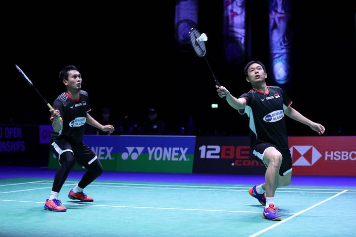 Hendra Setiawan/Mohammad Ahsan (Indonesia) mengembalikan shuttlecock. Hendra Setiawan/Mohammad Ahsan (Indonesia) mengembalikan shuttlecock.