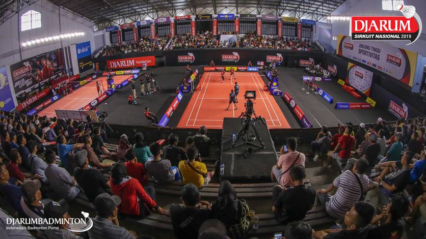 Suasana GOR 17 Desember, Mataram saat laga final Djarum Sirkuit Nasional Li-ning Nusa Tenggara Barat Open 2019.' Suasana GOR 17 Desember, Mataram saat laga final Djarum Sirkuit Nasional Li-ning Nusa Tenggara Barat Open 2019.'