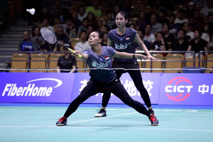 Rizki Amelia Pradipta/Della Destiara Haris (Indonesia) mengembalikan shuttlecock. Rizki Amelia Pradipta/Della Destiara Haris (Indonesia) mengembalikan shuttlecock.